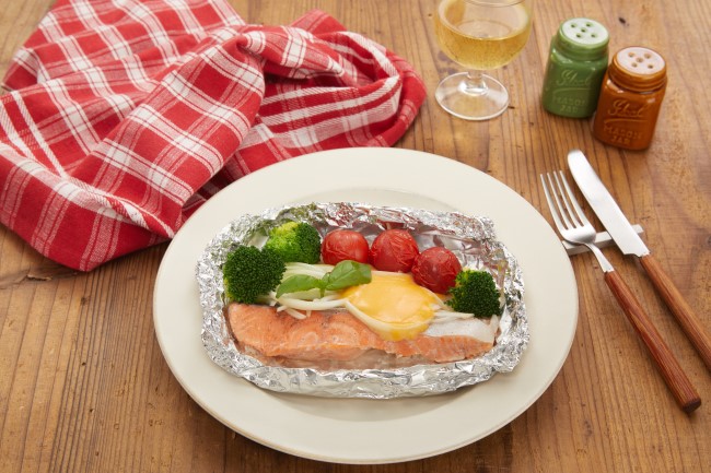 鮭のトマトバジルチーズホイル焼き