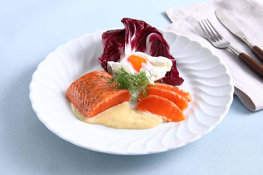 サーモンのレアステーキ～オランデーズ風ソース～