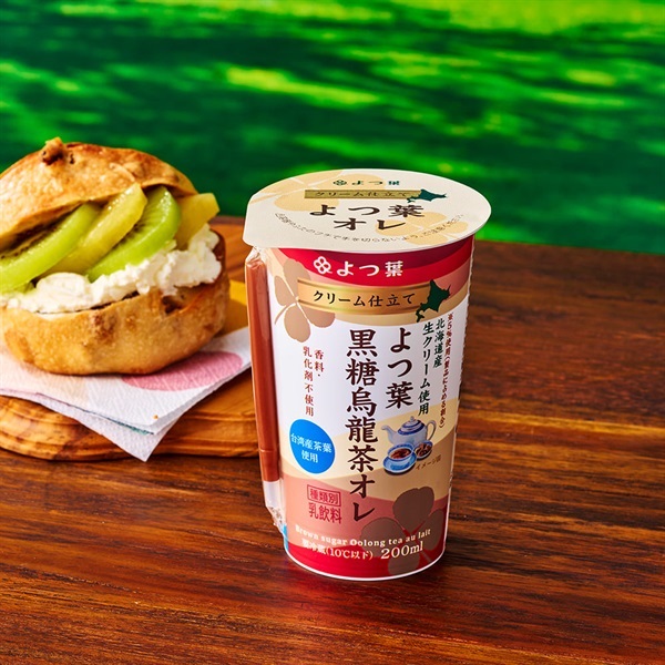 クリーム仕立てよつ葉黒糖烏龍茶オレ（200ml）【カップ飲料】