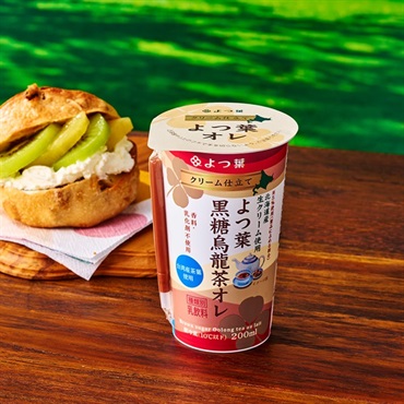 クリーム仕立てよつ葉黒糖烏龍茶オレ