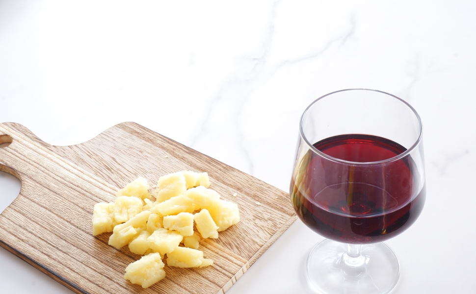 ワインとチーズの相性が良いのはなぜ？ワインに合うチーズの選び方も紹介！